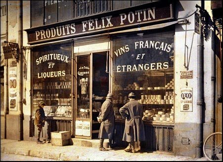 Soldiers looking at a liquor store in Reims